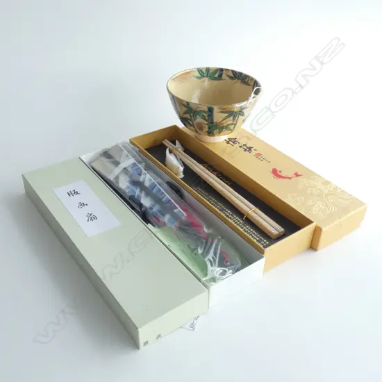 ORIENTAL POTTERY BOWL  (DIA 125MM) (SIGNED) + 2 BOXED CHOPSTICK SETS WITH STANDS 