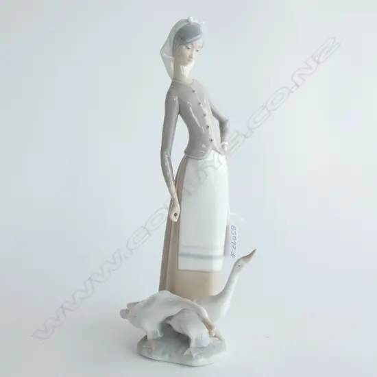 LLADRO LADY WITH 2 GEESE H. 275MM