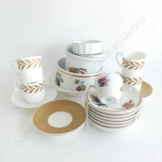 4 PR WW SUSIE COOPER CRESSIDA C&S + 16PCS ROYAL WORCESTER EVESHAM - BOWLS ETC.