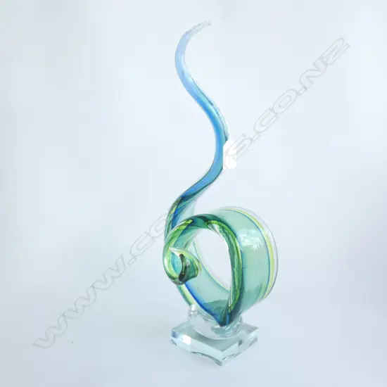 GREEN ARTGLASS SWIRL SCULPTURE ON STAND H.390mm
