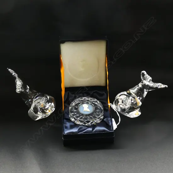 PR KOSTA GLASS SEALS + WEDGWOOD PAPERWEIGHT, BOXED