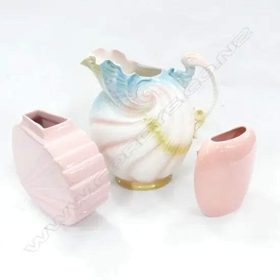 PR PINK CERAMIC ART DECO VASES - LARGEST H. 210MM + LG SHELL DECORATED WATER PITCHER H. 300MM