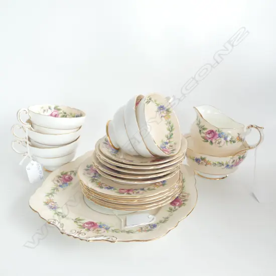 PARAGON 18 PC TEASET; PLATE / JUG / SUGAR BOWL & 5 TRIOS 