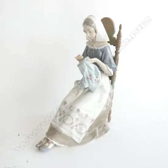 LLADRO #4865 LADY ON CHAIR SEWING H.300mm