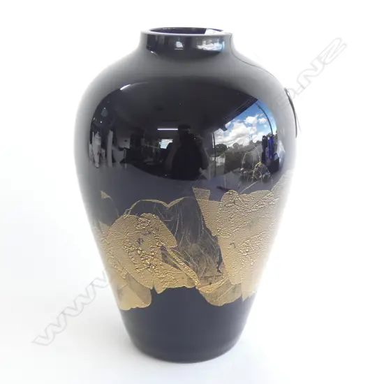 MICHAEL HARRIS GLASS VASE (ISLE OF WIGHT STUDIO)