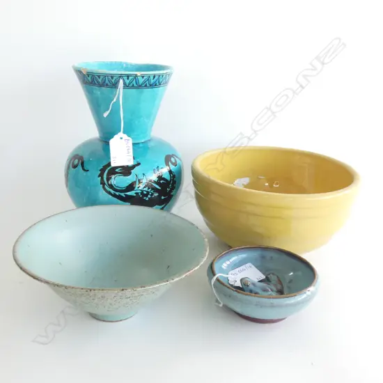 4 PCES ORIENTAL CERAMICS; 3 BOWLS + BLUE VASE AF H.200mm