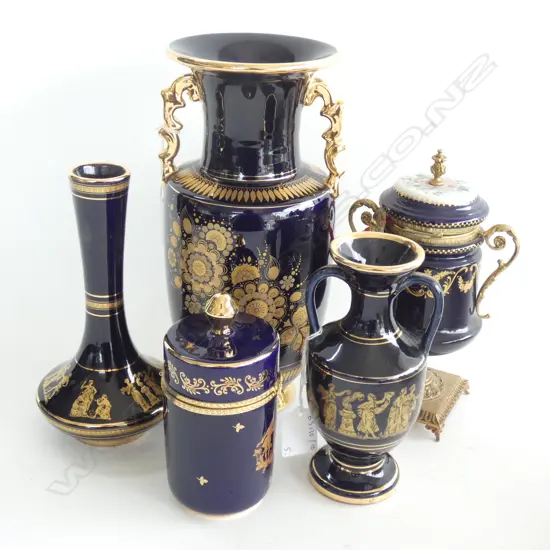 5 PCES BLUE & GILT URNS, VASES ETC H.255mm