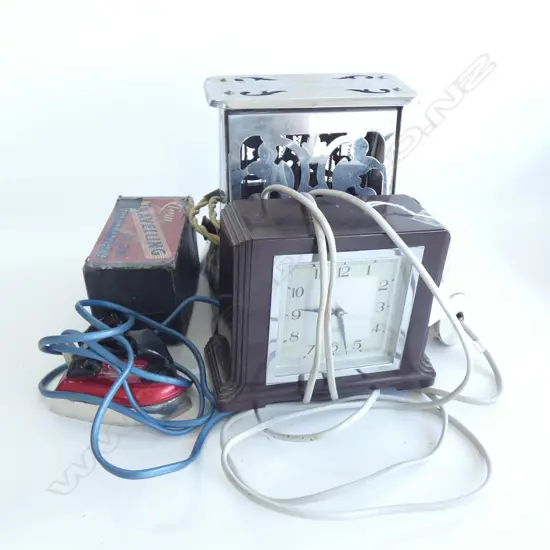 3 OLD ELECTRICAL ITEMS; GEM TRAVELLING IRON (IN BOX) CHROME HOTPOINT TOASTER & BAKELITE MANTLE CLOCK 