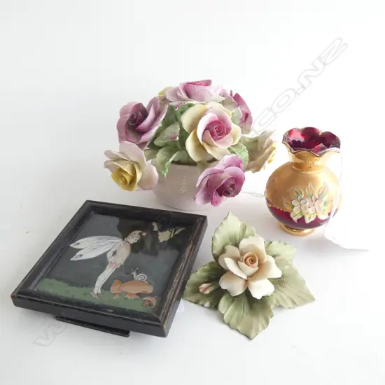 2 PORCELAIN FLOWER ORNAMENTS; BUTTERFLY WING ART IN FRAME (100 X100MM) +RED VENETIAN GLASS VASE H. 80MM a/f