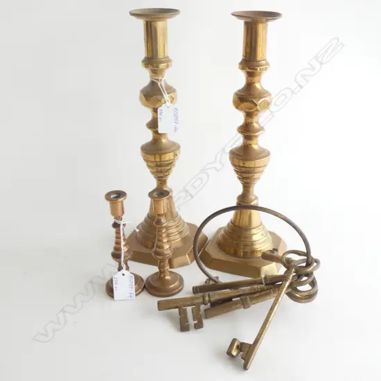 PR BRASS CANDLE HOLDERS (H 325MM) PR COPPER CANDLE HOLDERS (H125MM) + SET LG BRASS KEYS