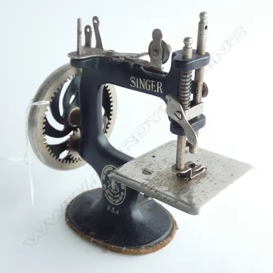 VINTAGE SINGER (USA) CHILD'S SEWING MACHINE