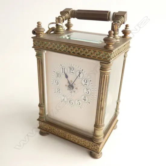 (16153) VINTAGE CHIMING BRASS CARRIAGE CLOCK W KEY H. 170MM (GLASS ON BACK DOOR IS A/F