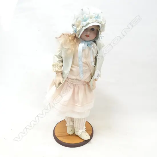 PORCELAIN DOLL ON STAND H.560mm