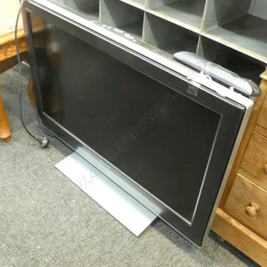 SONY BRAVIA FLAT SCREEN COLOUR TV WITH REMOTE W 800 MM