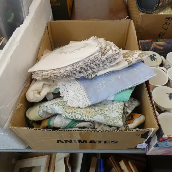 BOX OLD LINEN /  CROCHET CLOTHS ETC..