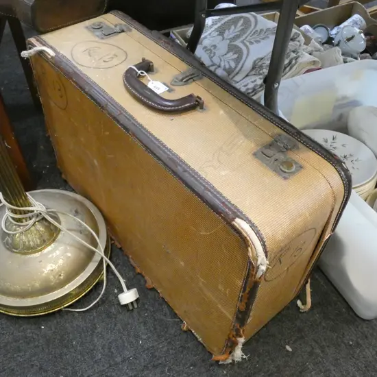OLD SUITCASE FULL OF RADIO ELECTRON TUBES