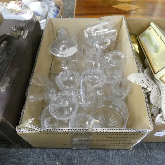 BOX LOT ASST GLASS & CRYSTAL BEER MUGS / CHAMPAGNE GLASSES / COMPORTS ETC..