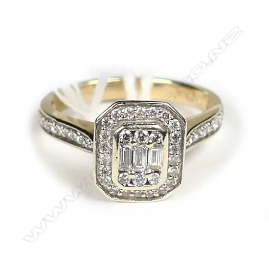 9CT GOLD & DIAMOND CLUSTER RING, 3 X 5PT + 4 X 0.7PT. 3.44G