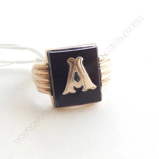 (16161) 9CT & OYNX SIGNET RING WITH 'A'.