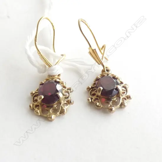 (16166) 9CT & GARNET PR EARRINGS PIERCED EARS