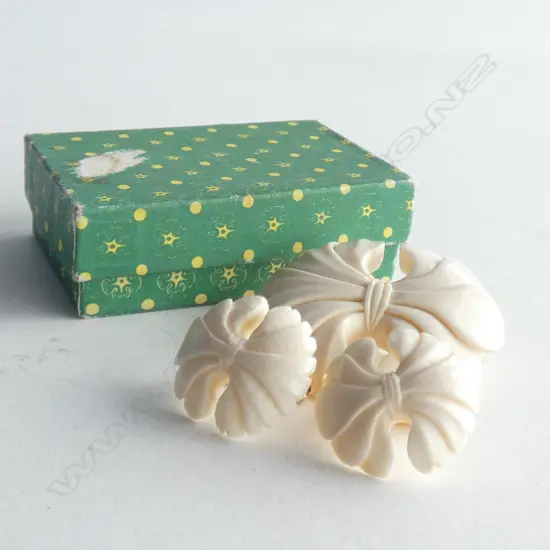 FAUX IVORY BROOCH & CLIP ON EARRINGS