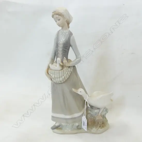 LLADRO GOOSE GIRL FIGURINE H.315mm.