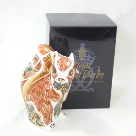 ROYAL CROWN DERBY IMARI WOODLAND SQUIRREL PAPERWEIGHT - GOLD STOPPER H.112MM IN ORIGINAL BOX 