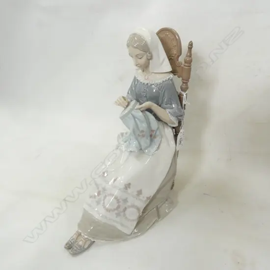 LLADRO FIGURINE - LADY SEWING H. 300MM