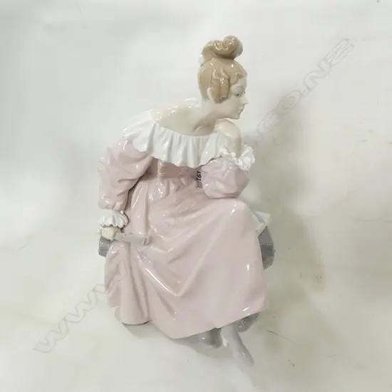 LG LLADRO FIGURINE - LADY SITTING WITH BOOK & FAN 300 X 210MM