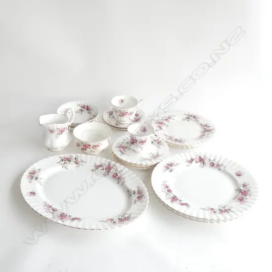 ROYAL ALBERT LAVENDER ROSE - 22 PCS....