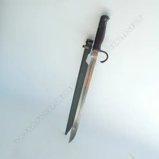 (16174) OLD BAYONET IN SCABBARD HOOKED QUILLON L.525