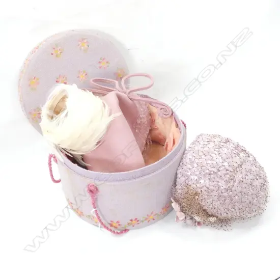 VINTAGE HAT BOX w 3 VINTAGE LADIES HATS 