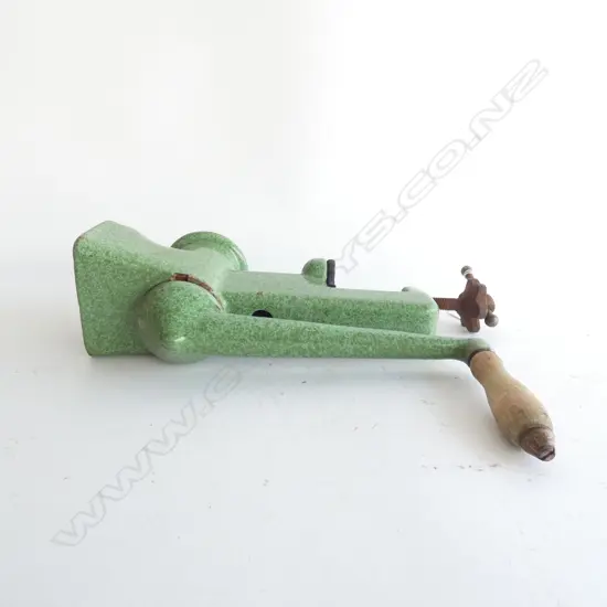 OLD BENCHTOP HAND MINCER GREEN ENAMEL1940S