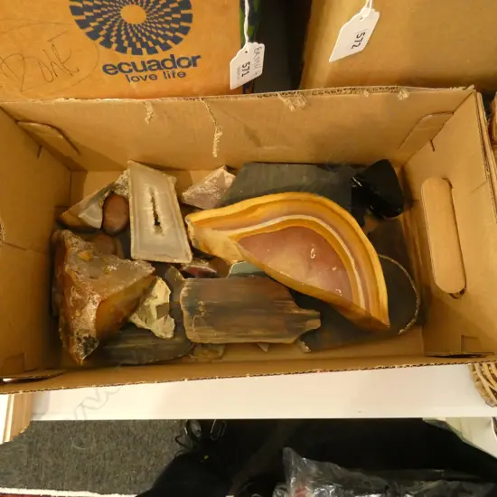 BOX LOT AGATES, OBSIDIAN, QUARTZ, THUNDER ROCK ETC 2.7KG