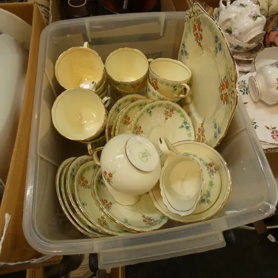 STAFFORDSHIRE "NEW CHELSEA" PT TEA SET; CAKE PLATE (AF) 10 CUPS & SAUCERS; 2 MILK JUGS & 2 SUGAR BOWLS 