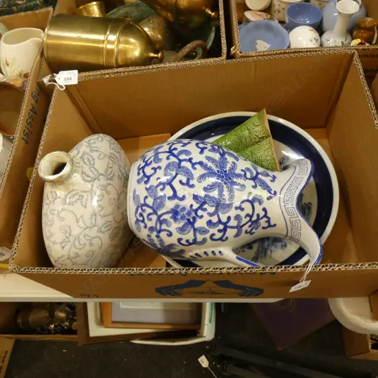4 ITEMS 3 BLUE AND WHITE, INCLs LGE JUG & PLATTER Dia.310 MM  AND KORU STAND
