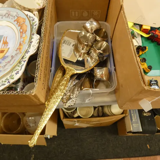 BOX LOT  INCLUDING HANDMIRROR & BRUSH, COMPACT, RINGS & UTENSILS