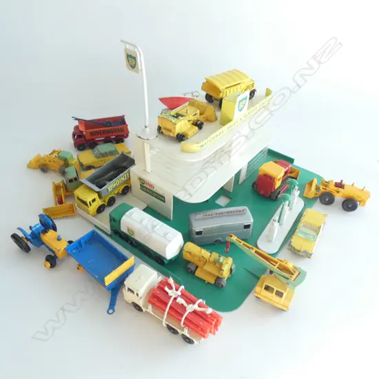 MATCHBOX GARAGE + 19 MAINLY MATCHBOX VEHICLES AF