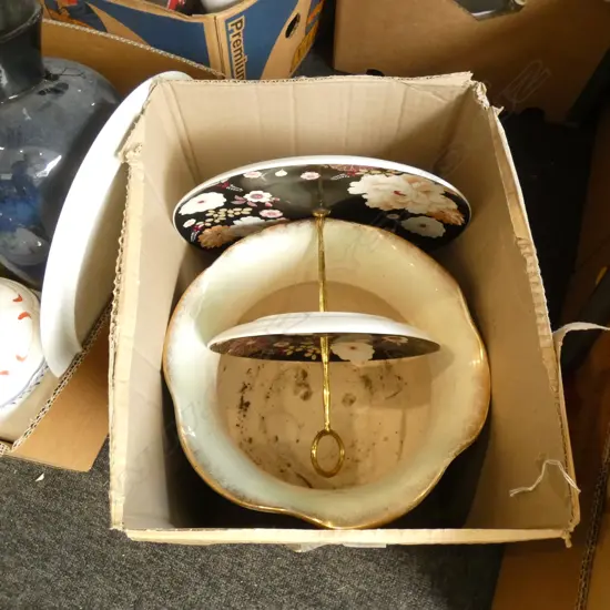 LGE VICT. JARDINIERE FLORAL 280MM DIA. + TWO TIER PLATE STAND