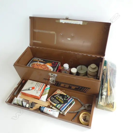 METAL TOOL BOX w. ARTISTS OIL PAINTS BRUSHES ETC L.480mm