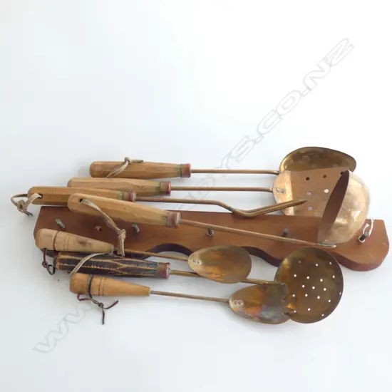 7 PCE WOODEN & COPPER KITCHEN UTENSIL SET WITH WOODEN HANGER 