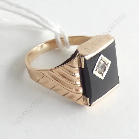 9CT GOLD ONYX & DIAMOND RING