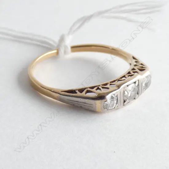 ESTATE 18CT GOLD & THREE DIAMOND RING