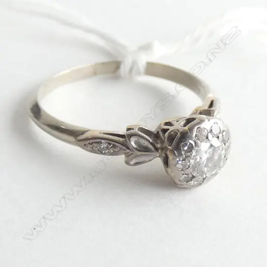 ESTATE 18CT GOLD AND DIAMOND CLUSTER RING