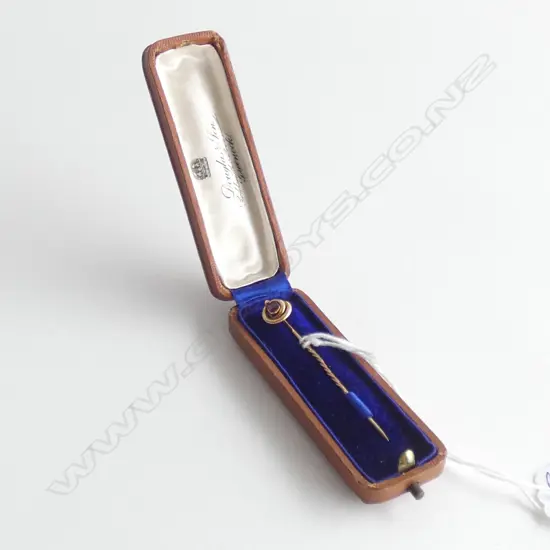 (19763) 15CT GOLD PIN GARNET? SET IN ORIGINAL CASE