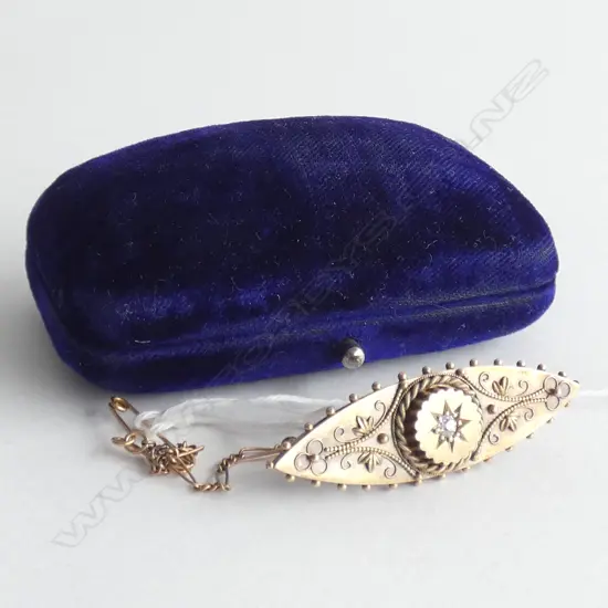9CT GOLD & DIAMOND BROOCH 4.3 GRAMS