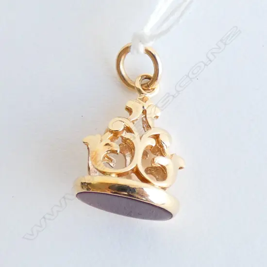 (19985) GOLD FOB SEAL SCROLL SUPPORTS AGATE PANEL