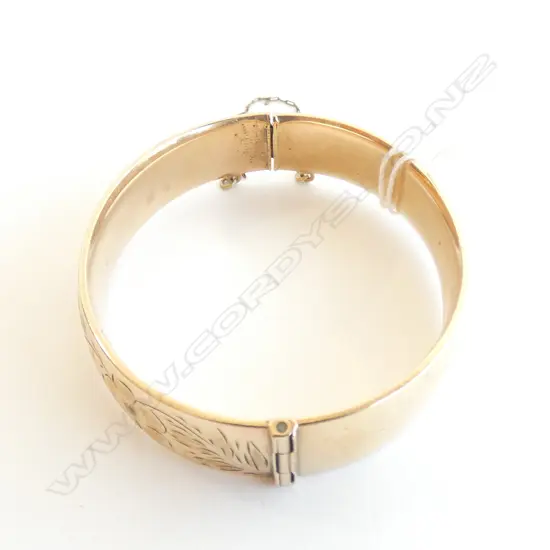 9CT GOLD PLATED ENGRAVED BANGLE w SAFETY CHAIN