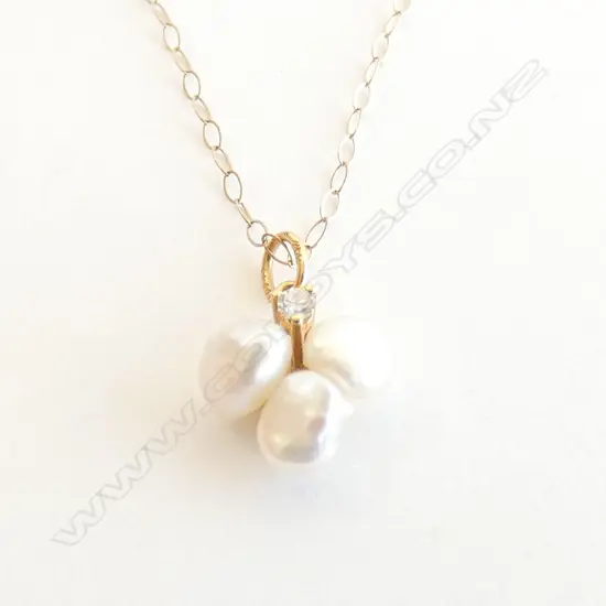 3 PEARL & DIAMOND PENDANT w 9CT GOLD CHAIN