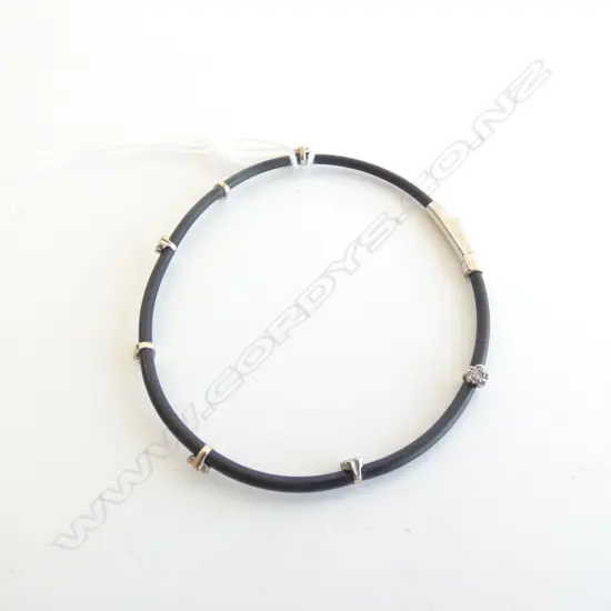 18CT WHITE GOLD & BLACK RUBBER BRACELET w. DIAMONDS